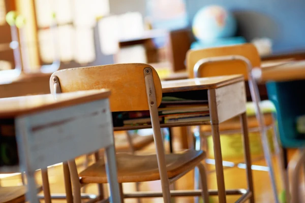 Klassenzimmer Holztische Stühle